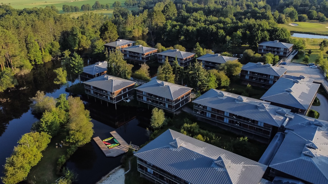 Photo vue drone des pilotis – hôtel près de Rennes, domaine de Cice